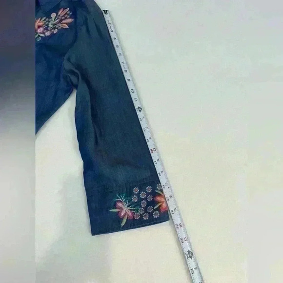 Parsley & Sage embroidered denim look button-down shirt, Size large like new - Picture 9 of 10